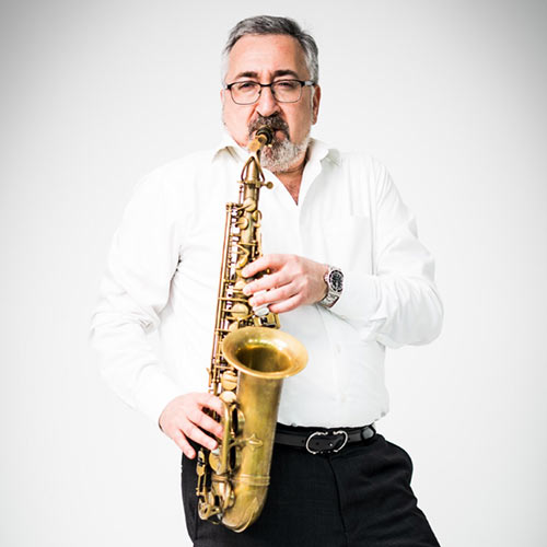 Vitaliy Zolotonosov spielt Saxophon